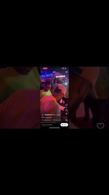Neymar dançando com uma fã em show