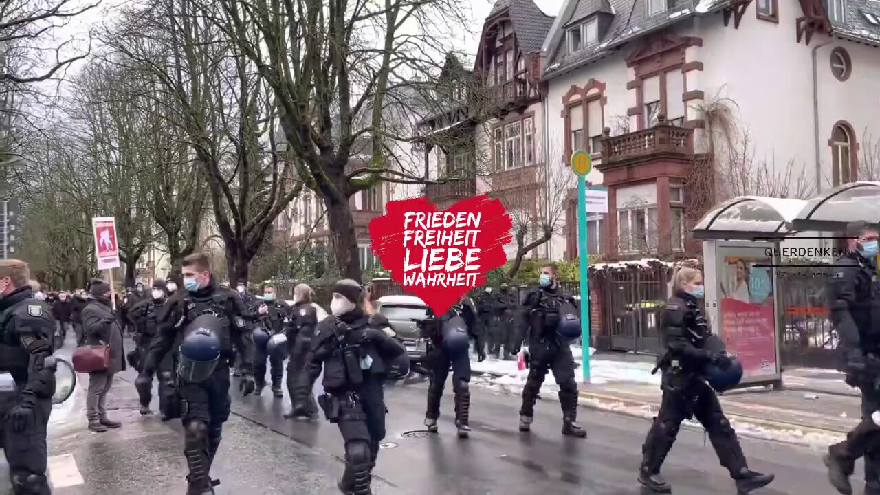 FFM 08.01.2022: Satirepartei-Aktivisten im Zeitraffertempo mit Liebe beglückt ;-) VOLLER ZUG