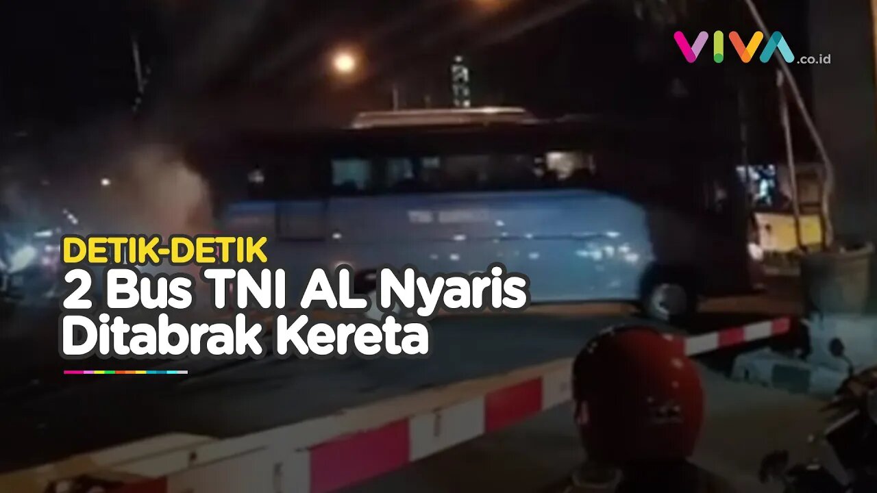 2 Bus TNI AL Nekat Terobos Palang Pintu Rel Nyaris Tersambar Kereta