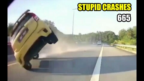 Stupid driving mistakes 665 (December 2021 English subtitles)