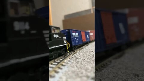N Scale Norfolk Southern rolls into the yard