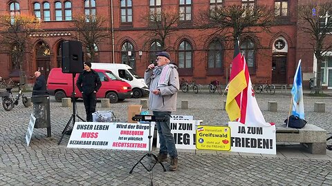 Greifswald - Handtuch Heiko mit seinem heutigen Redebeitrag 03-04-2023