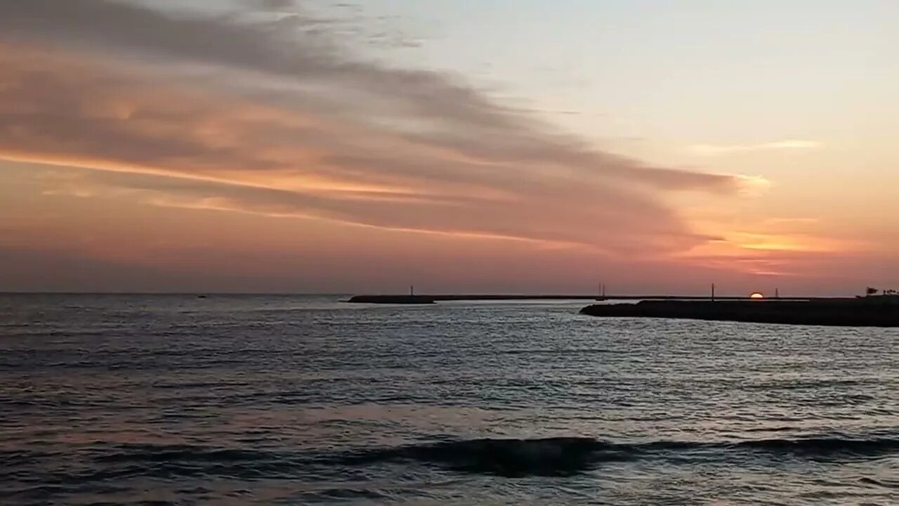 Sunset at the Galle Face Green. Watch the sun go down in one minute.