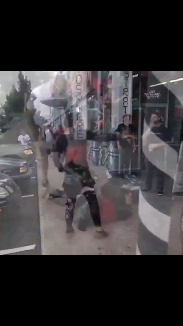 Antifa terrorist gets stomped!