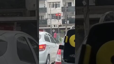 What the Traffic Light 🚦 Do to him tho? 🤔🤔 #shorts #viral #youtubeshorts #subscribe #reels #music