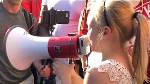 Menina de 9 anos dá discurso poderoso durante protesto