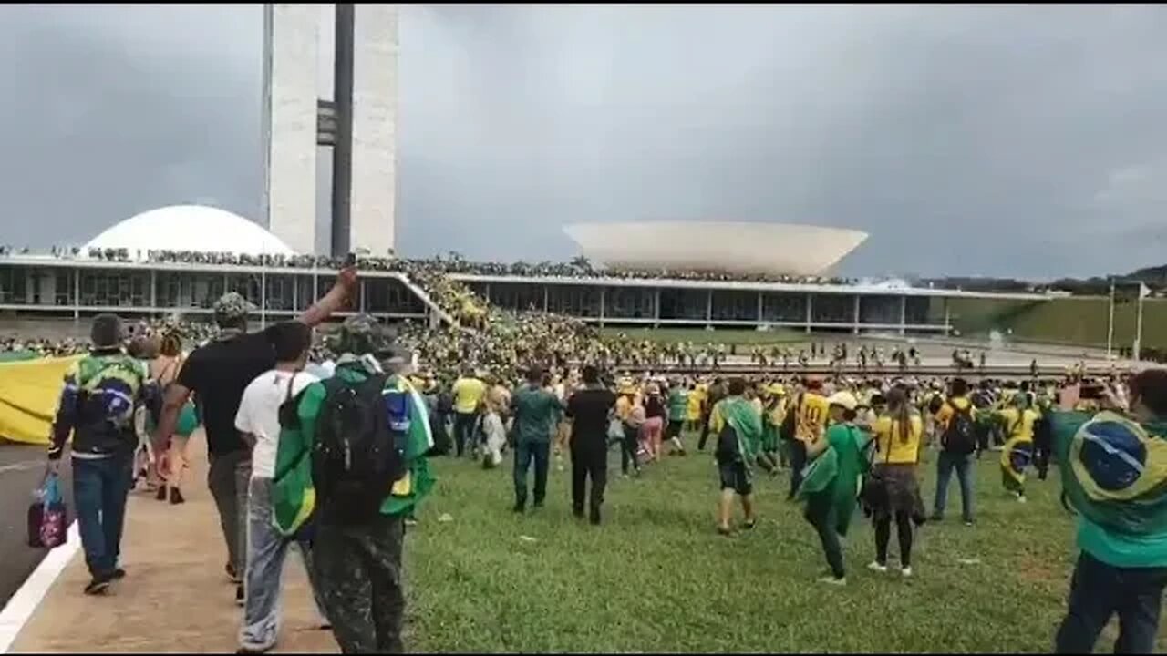 Povo subindo a rampa dos 3 poderes em Brasília 08/07