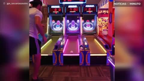 Impressionante! Jovem usa truques de futebol em jogos arcade