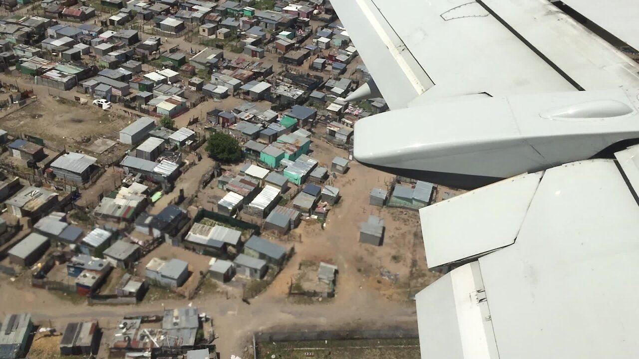 SOUTH AFRICA - Cape Town - Landing at Cape Town International Airport (Video) (sgA)