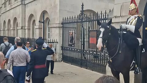 Female soldier salutes the kings guard #horseguardsparade