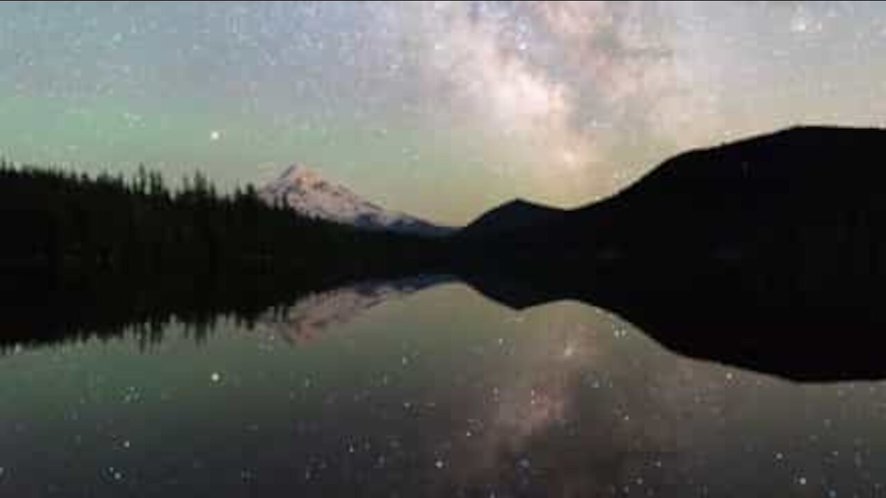 Impressionante timelapse della Via Lattea riflessa sull'acqua