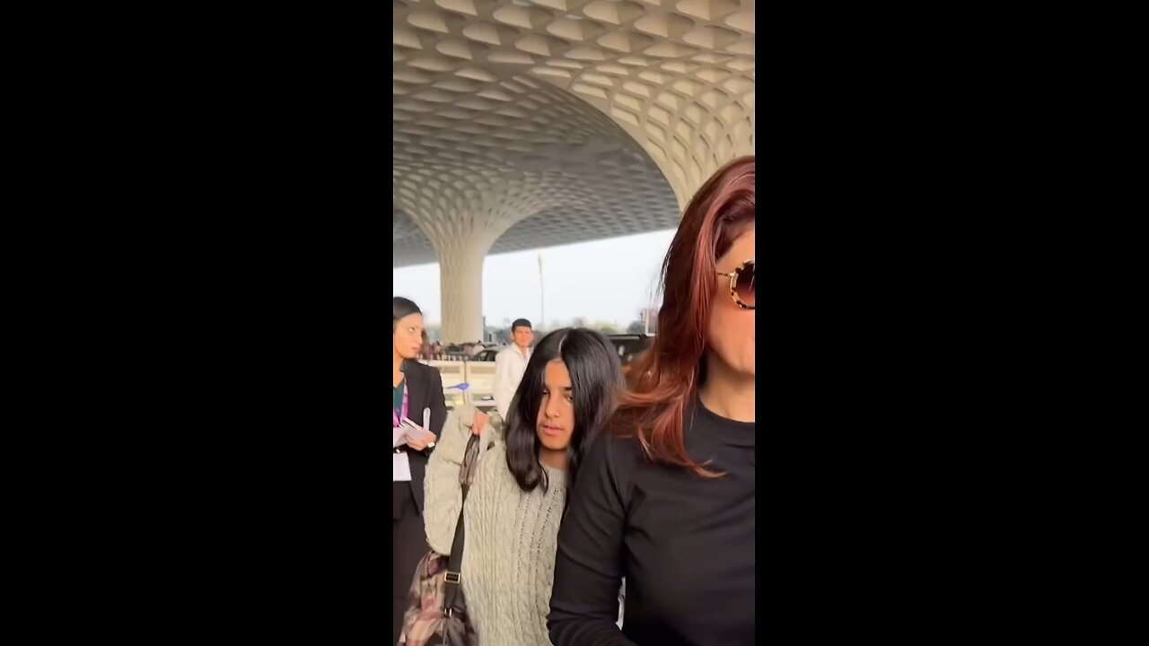 Akshay Kumar Daughter, Wife & Sasu maa at the airport ✈️