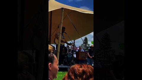 🎸💥 Talented Musician Sings Inspirational Protest Song Against Mandates In Newcastle, Australia