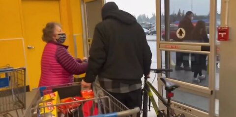 Elderly Woman Stops Shoplifter at Walmart, Rips Off His Face Mask and Gives Him Verbal Beatdown