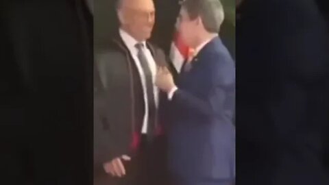 Lula tá tapinha no rosto de Alexandre de Morais em demonstração de poder