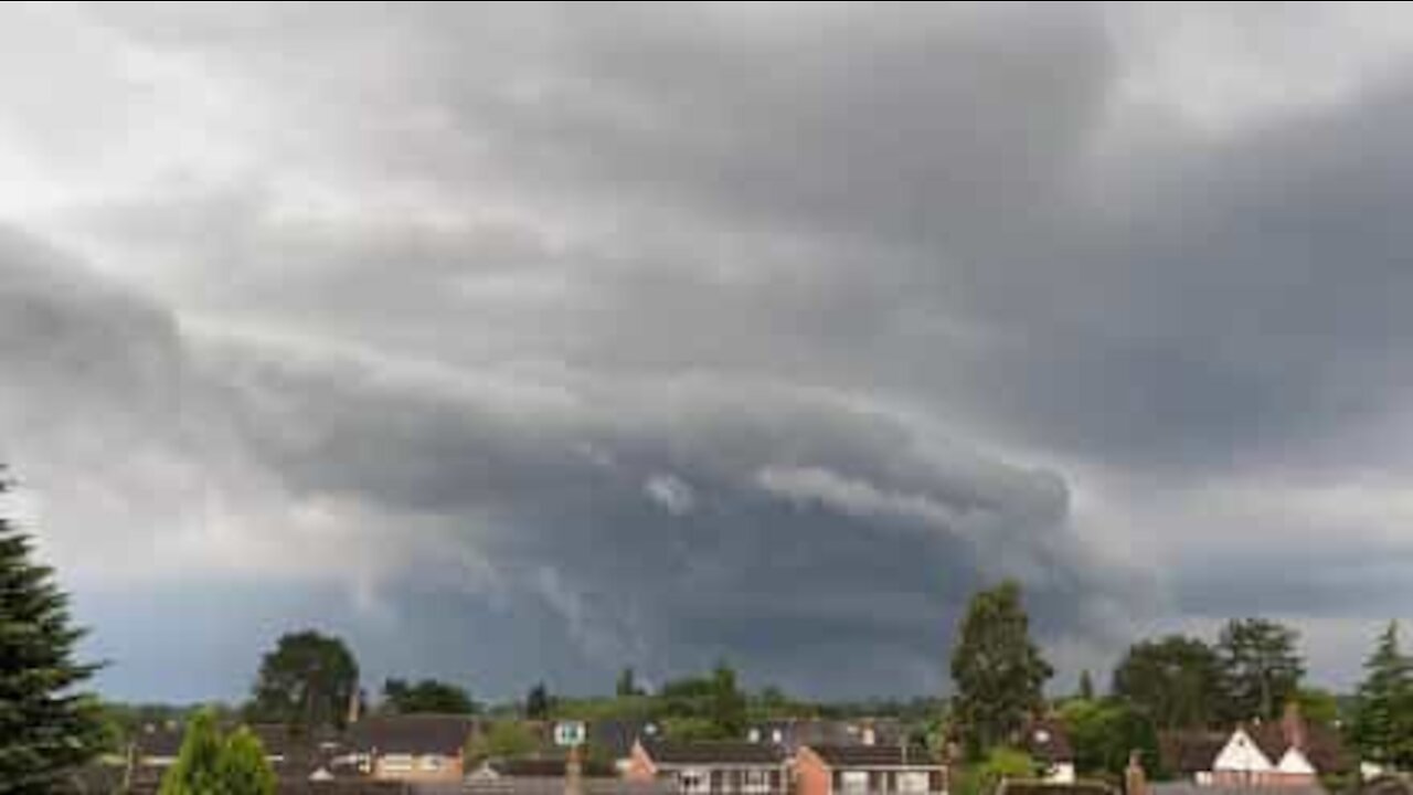 Raras nuvens arcus filmadas em impressionante timelapse