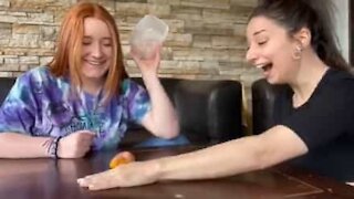 Ces deux femmes testent leurs réflexes avec ce nouveau challenge viral