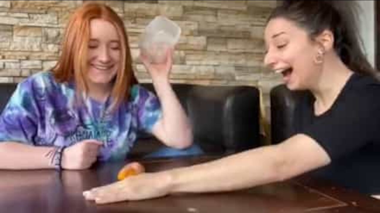 Ces deux femmes testent leurs réflexes avec ce nouveau challenge viral