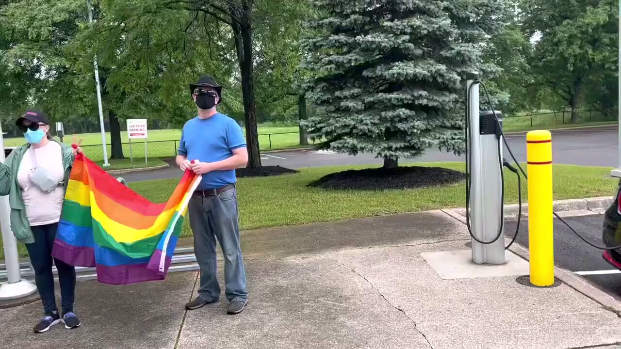 Roofer confronts pride protesters in Canada that are advocating sexualizing children