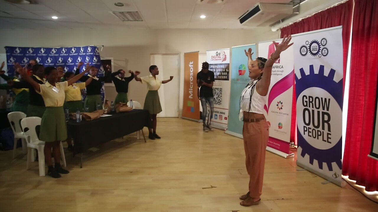 SOUTH AFRICA - Durban - AI in Africa with Umlazi school girls (Video) (2Mt)