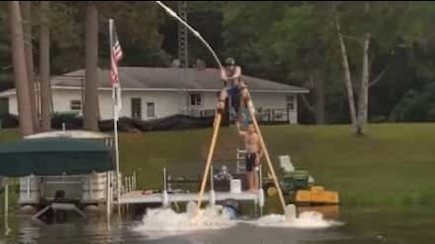 Cet homme fait du ski nautique avec des échasses!