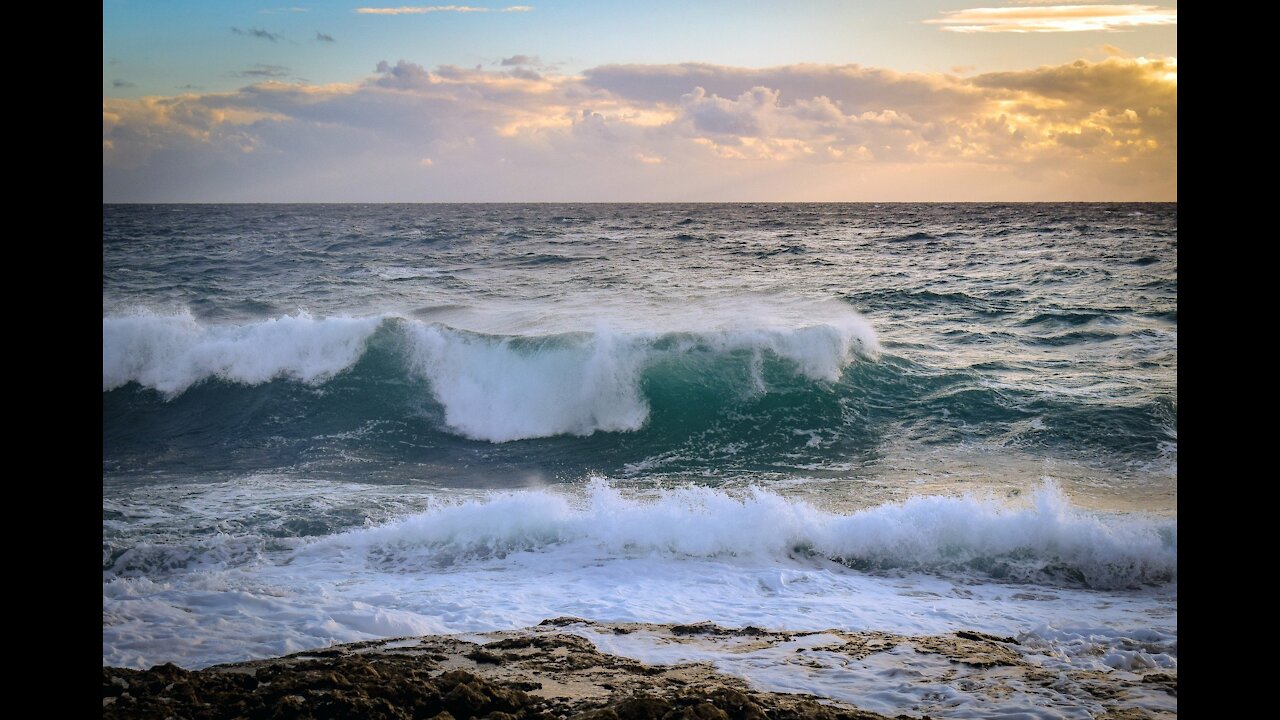 ASMR white noise, relaxing ocean sounds.