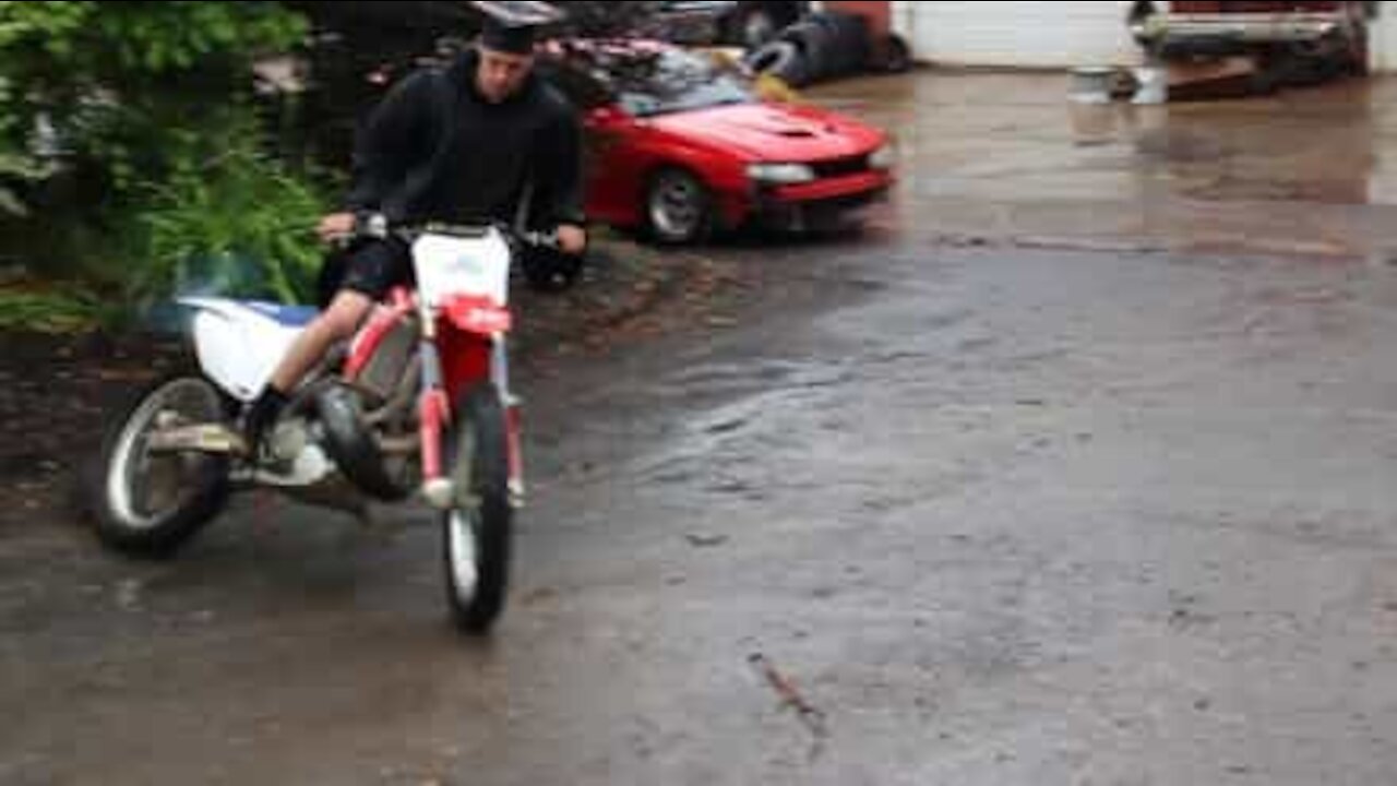 Festeggia il diploma con acrobazie in moto