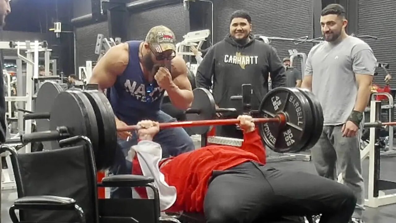 POWERLIFTER PRETENDS TO BE BEGINNER, THEN SHOCKS PEOPLE AT THE GYM