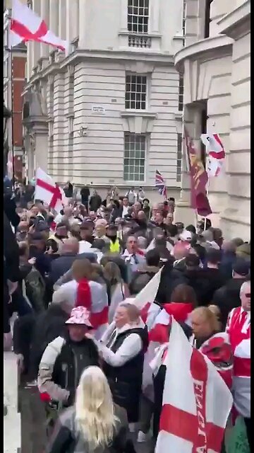 Two-Tier policing: Metropolitan police deploy police horses after deliberately kettling & cornering