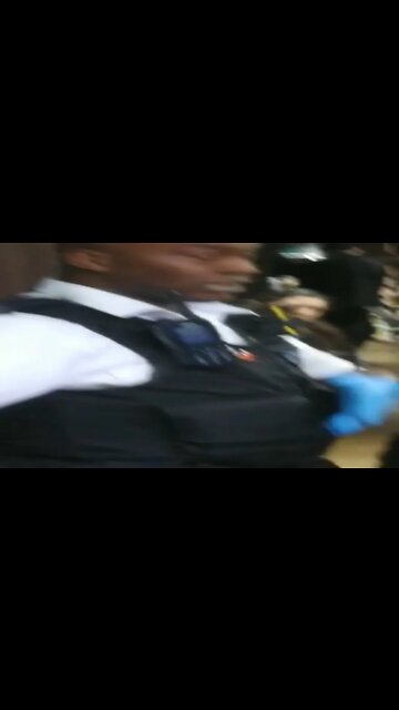 POLICE TELL A MAN TO LEAVE A SHOP FOR FILMING THEM #metpolice 2 February 2022