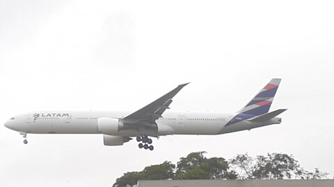 Boeing 777-300ER PT-MUC en approche finale avant d'atterrir à Manaus depuis Guarulhos