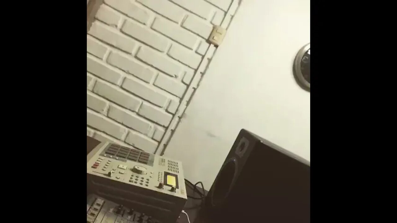 Nevo - AkaI MPC2000 in to a electribe ea1 line in...
