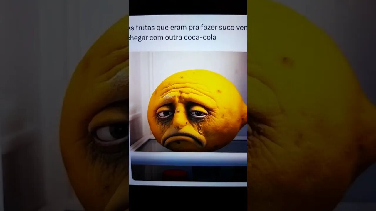 As frutas na geladeira e você chegando com a coca cola
