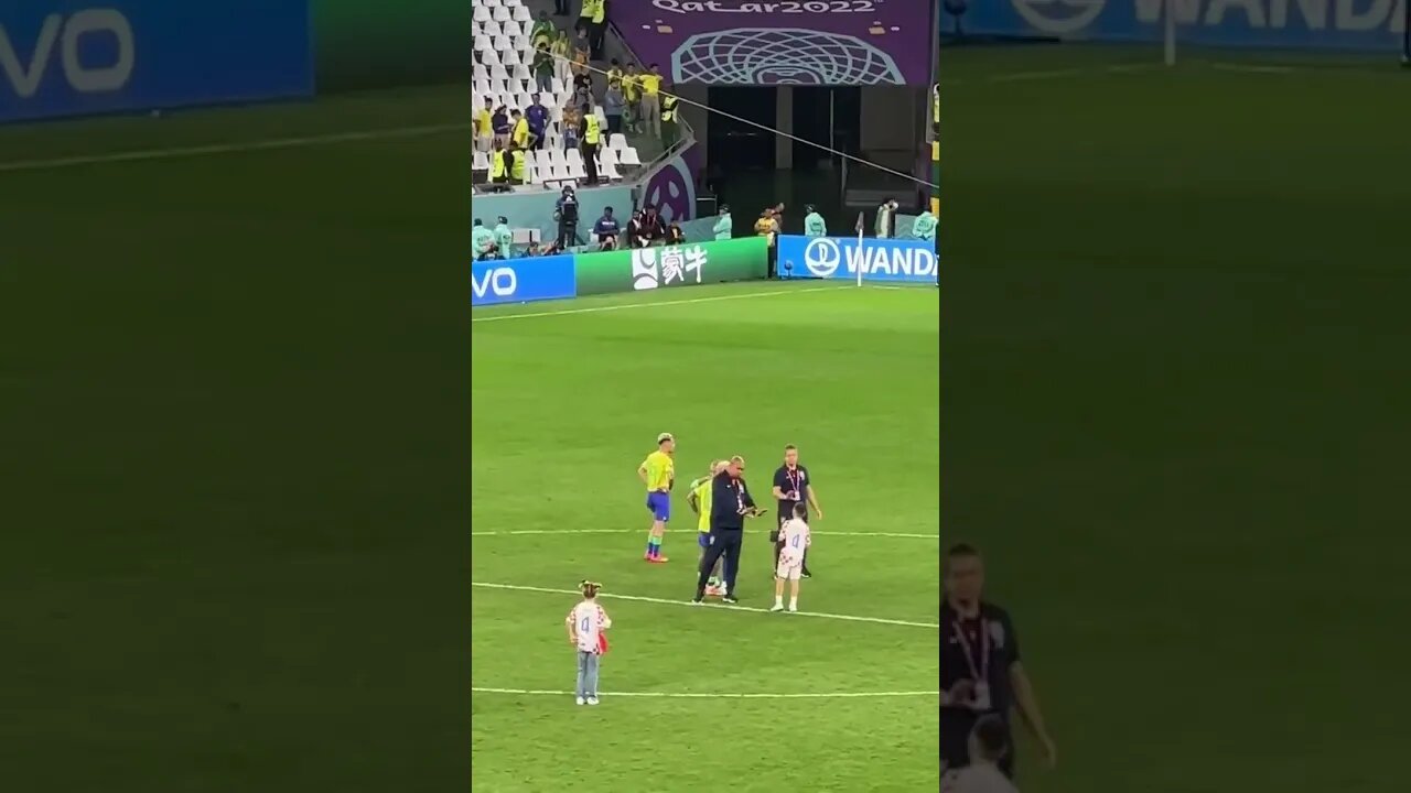 Neymar atendendo um fã torcedor croata mesmo abalado e chorando por ter sido eliminado