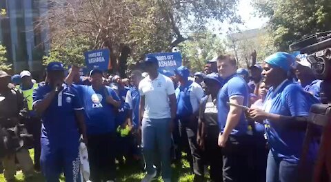 Democratic Alliance leader defends under fire Johannesburg mayor (K5y)