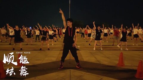 现代时尚自由舞《斯卡拉》，劲爆嗨曲，好听好看，跳得停不下来【順能炫舞團】