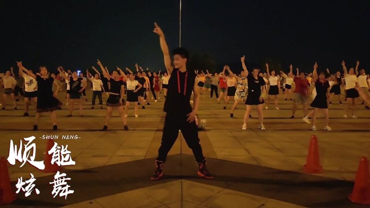 现代时尚自由舞《斯卡拉》，劲爆嗨曲，好听好看，跳得停不下来【順能炫舞團】