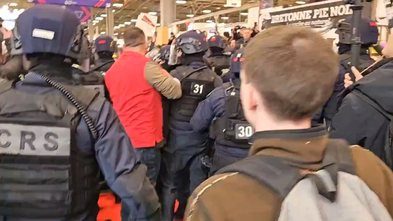 French farmers fighting in protest to macron to resign!