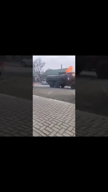 ★★★ Ukrainians attack Russian truck with Molotov cocktail in Sumy