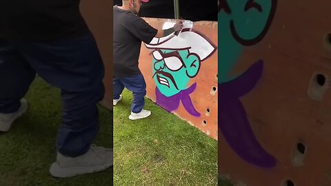 GRAFFITI ARTIST DOES AWESOME CHARACTER 👀 #graffiti #graffiticharacter #shorts
