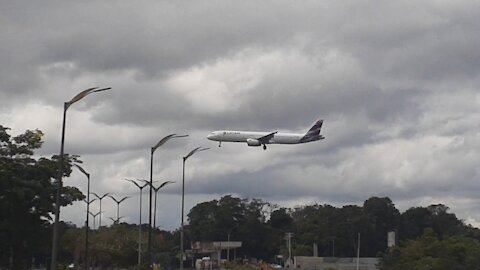 Airbus A321 PT-MXE na aproximação final antes de pousar em Manaus vindo de Brasília (novo ângulo)