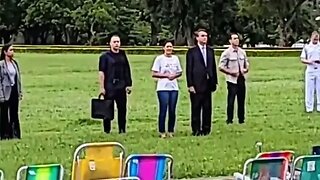 Michelle e Bolsonaro parece no Palácio da Alvorada