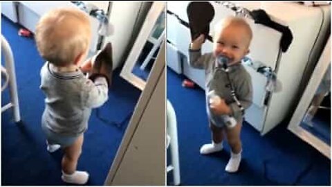 Bebé aplica creme bronzeador para ficar moreno como a tia