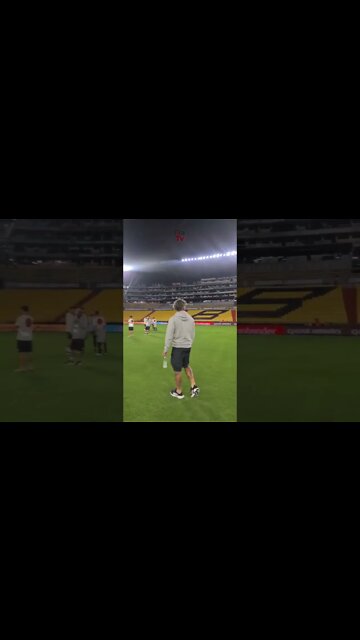 Gabigol caminhando pelo estádio da final da Libertadores 2022