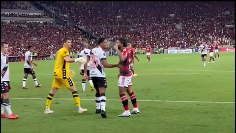 Gabigol chorando após chegada forte do zagueiro do Vasco