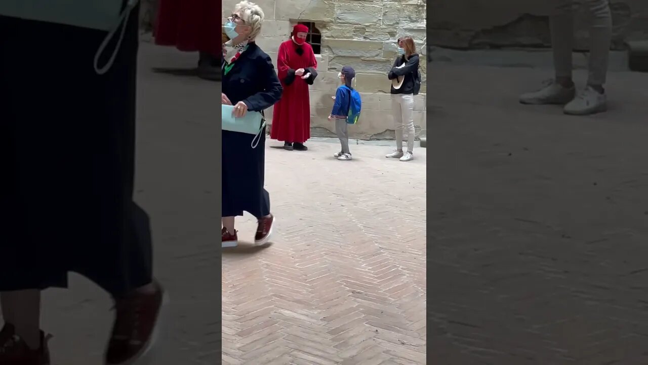 What do you think Leonardo daVinci is Saying to this Kid ? 🤌🇮🇹