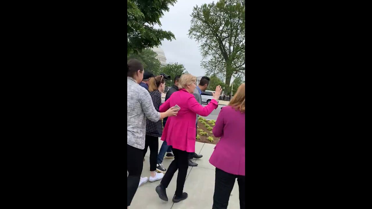 Elizabeth Warren angrily spoke in-front of #SCOTUS.