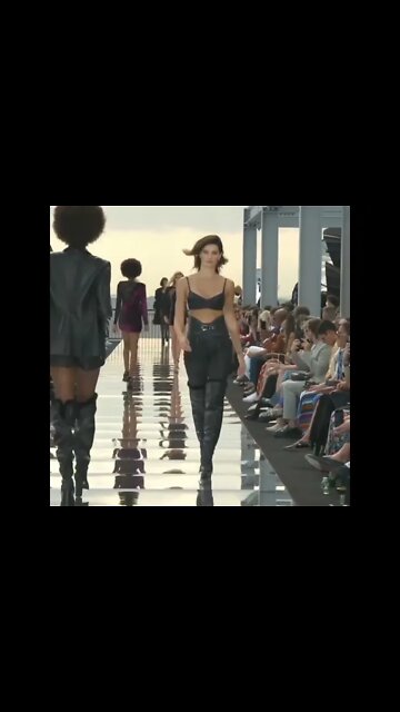 Isabelifontana in Peterdundas × Revolve Spring/Summer 2022 #FashionShow #shorts | FASHION #SHORT