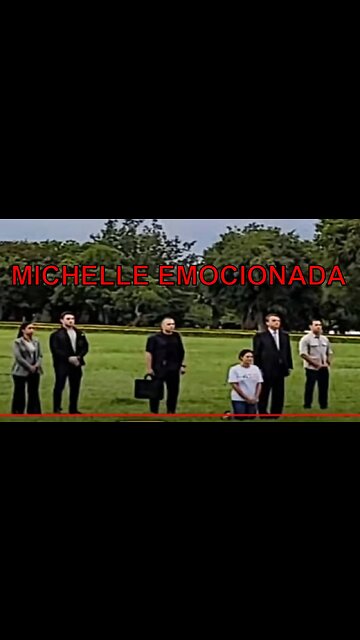 Emocionada, Michelle Bolsonaro se ajoelha e ora com apoiadores, em frente ao Palácio da Alvorada