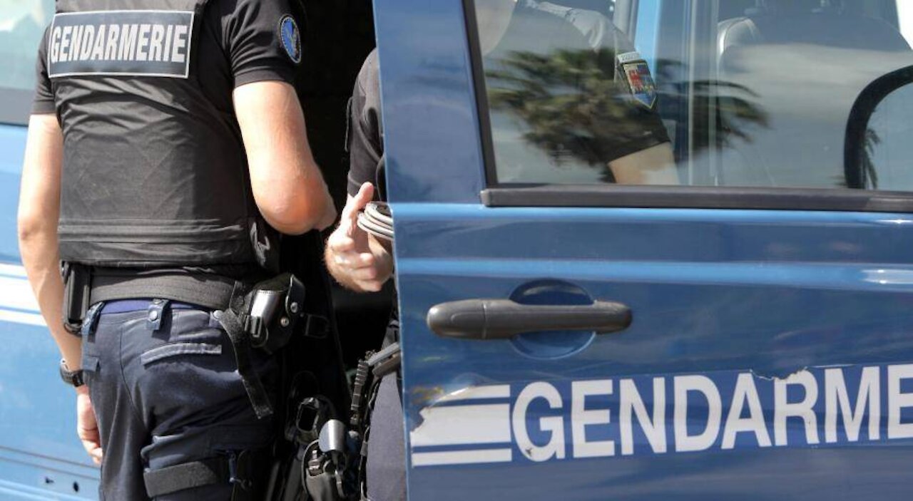 Un automobiliste scotch sur place des gendarmes et leurs rappels la loi Française